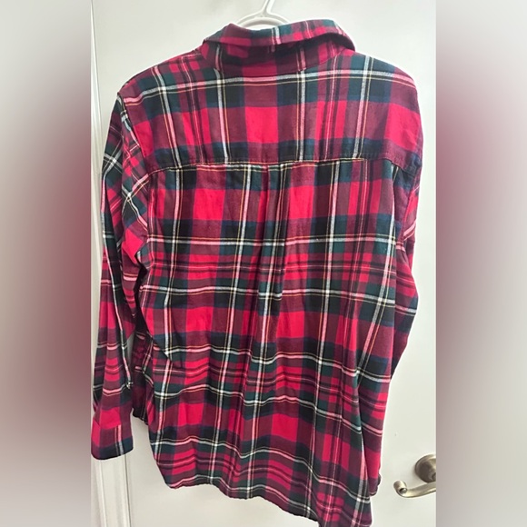 NWT Old Navy women's long-sleeve button-down shirt red plaid flannel pattern. - Picture 2 of 6